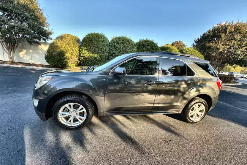 2017 Chevrolet Equinox LT photo 1