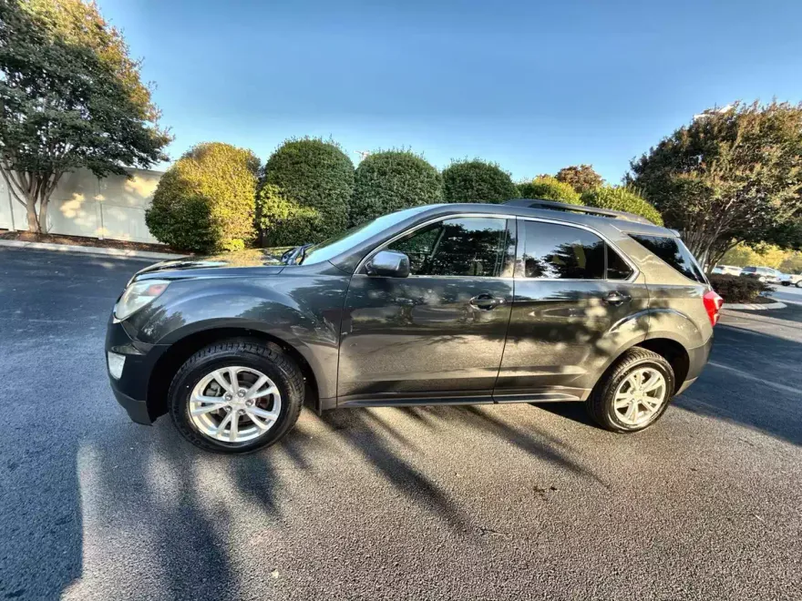 2017 Chevrolet Equinox LT photo 1