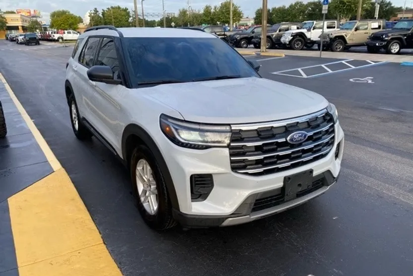 2025 Ford Explorer photo 1