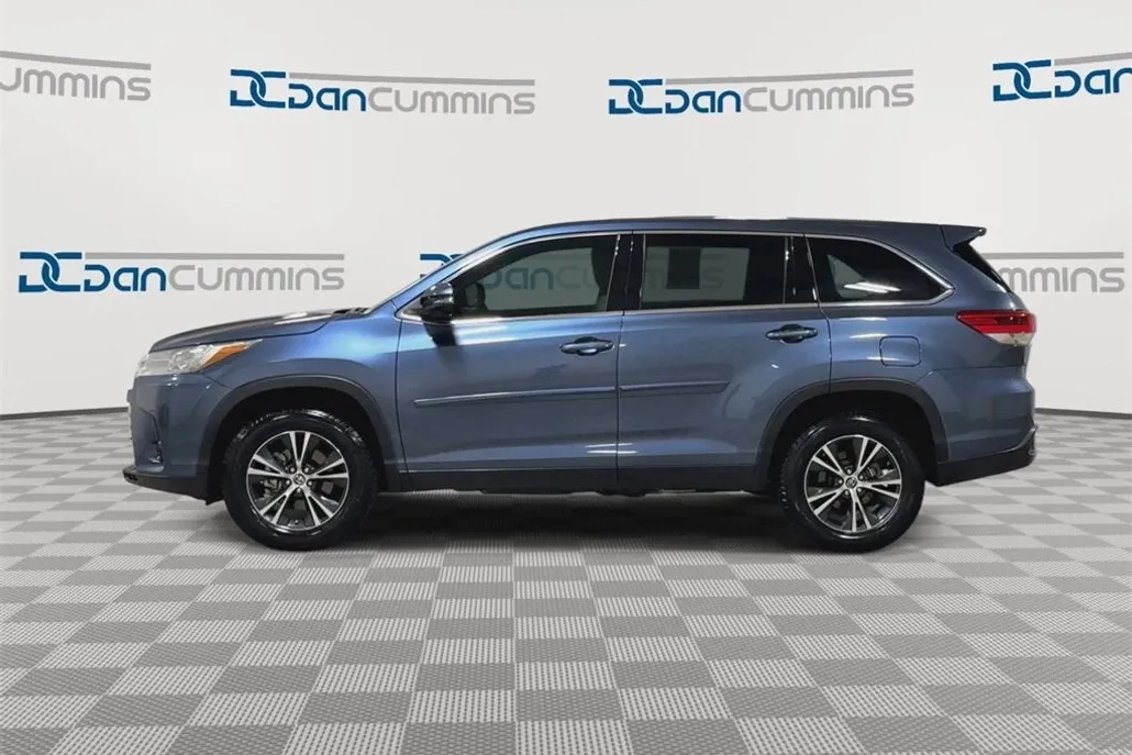 2019 Toyota Highlander LE photo 1