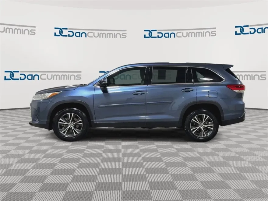 2019 Toyota Highlander LE photo 1