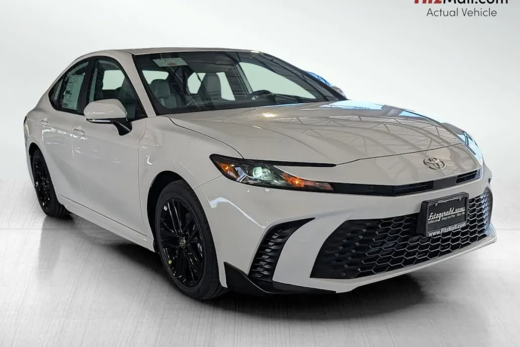 2025 Toyota Camry SE Hybrid photo 1