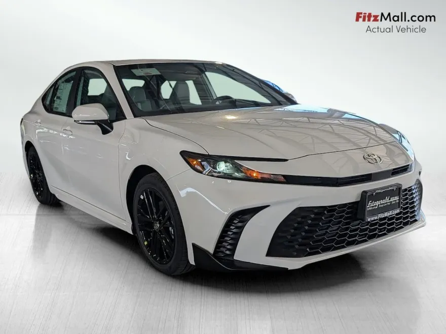 2025 Toyota Camry SE Hybrid photo 1