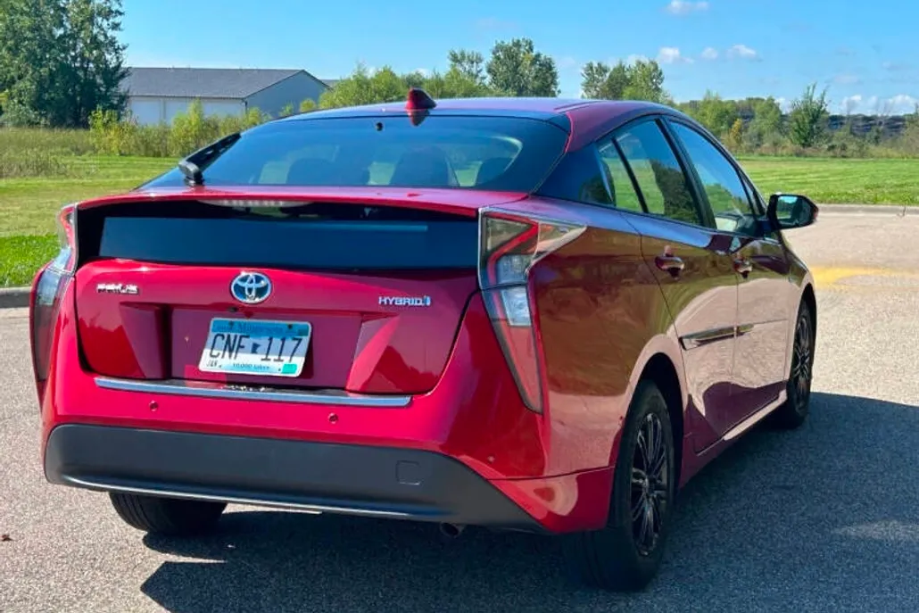 2016 Toyota Prius Four Touring photo 1