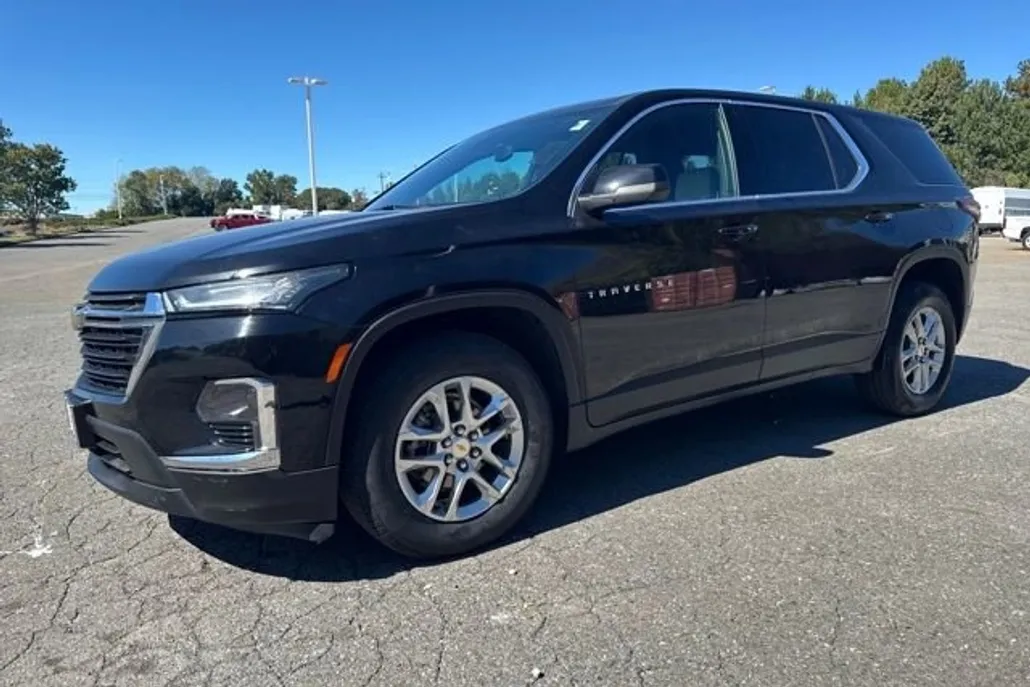 2022 Chevrolet Traverse LS photo 1