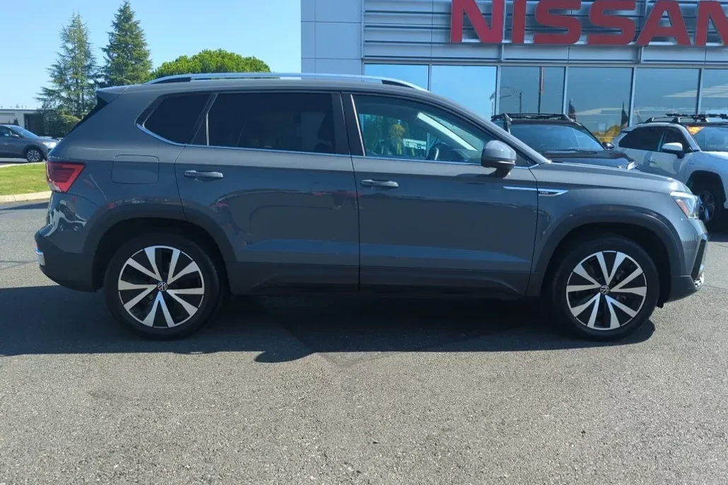 2022 Volkswagen Taos SE photo 1