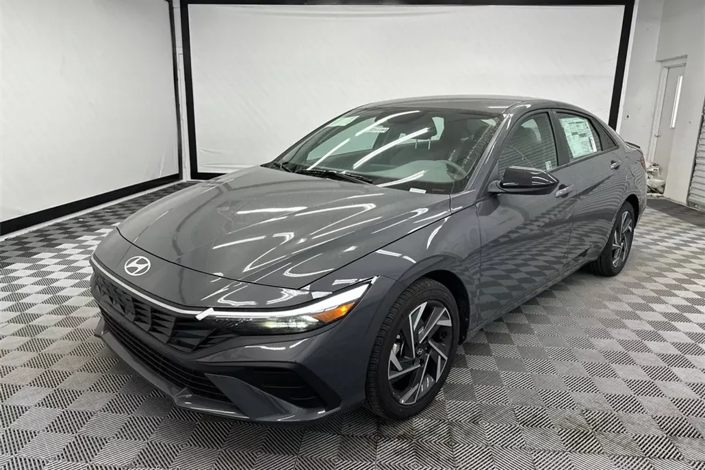 2025 Hyundai Elantra SEL Sport photo 1
