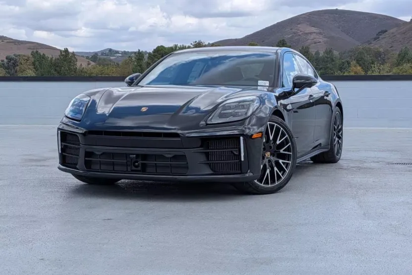 2025 Porsche Panamera 4 photo 1