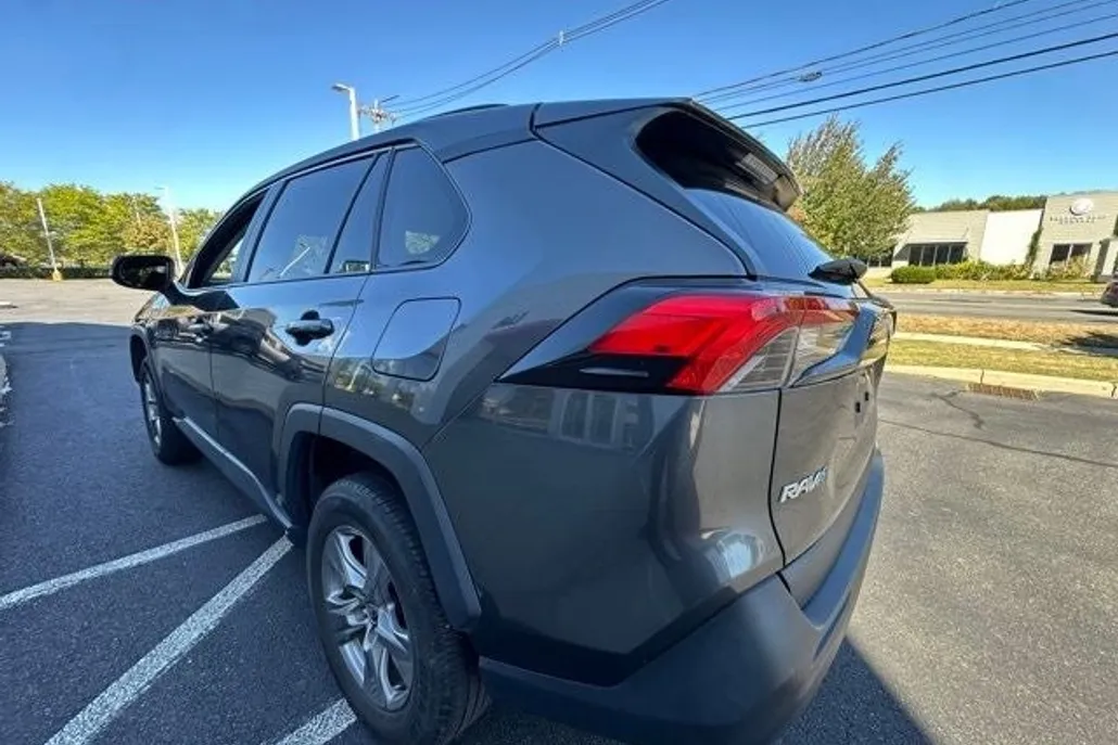 2023 Toyota RAV4 XLE photo 1