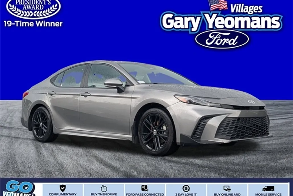 2025 Toyota Camry SE photo 1