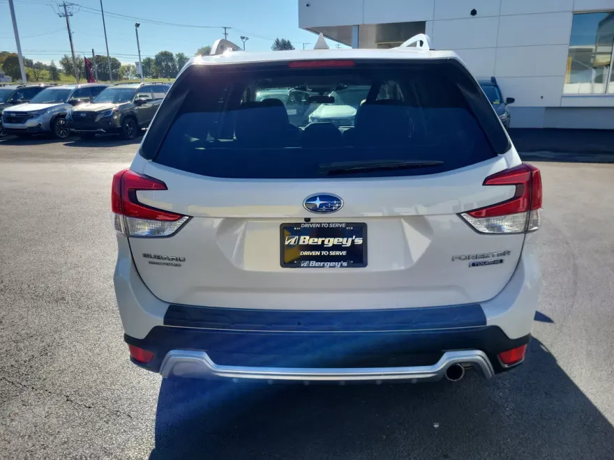 2022 Subaru Forester Touring photo 1