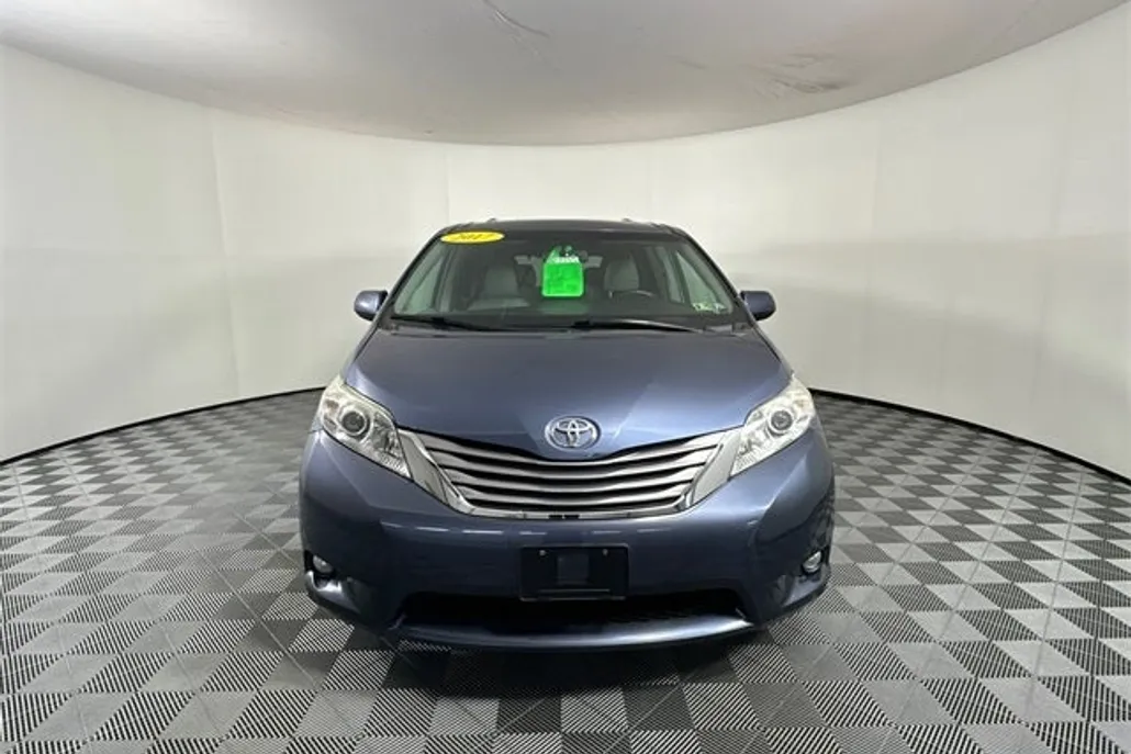2017 Toyota Sienna Limited XLE Premium photo 1