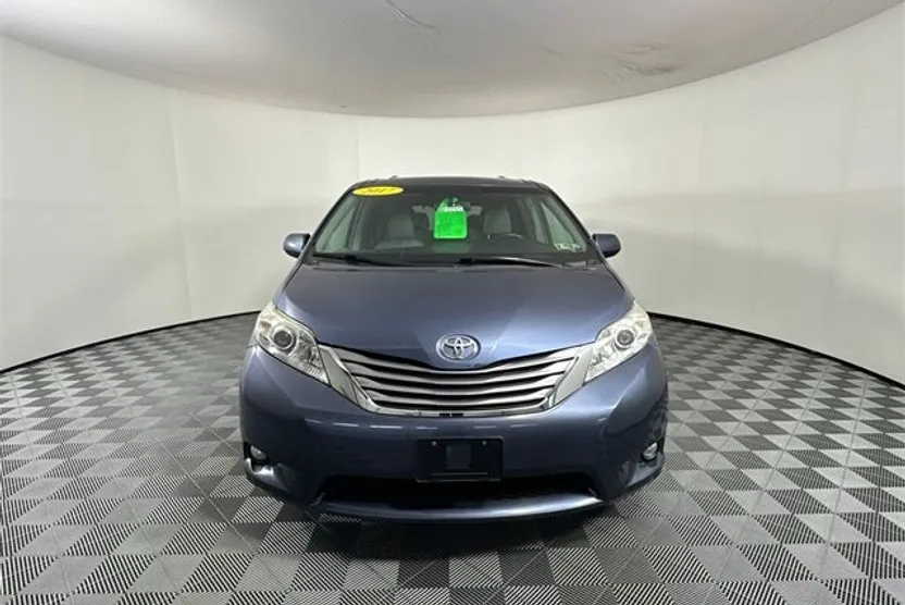 2017 Toyota Sienna Limited XLE Premium photo 1