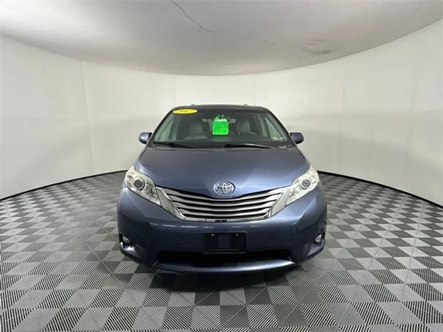 2017 Toyota Sienna Limited XLE Premium photo 1