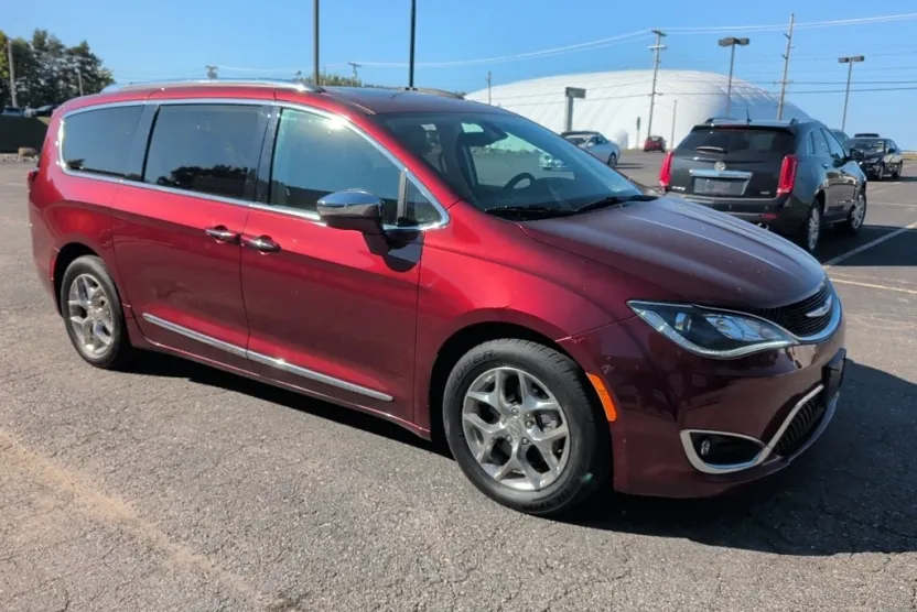 2018 Chrysler Pacifica Limited photo 1