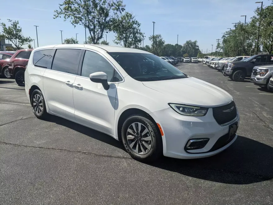 2023 Chrysler Pacifica Hybrid Touring L photo 1