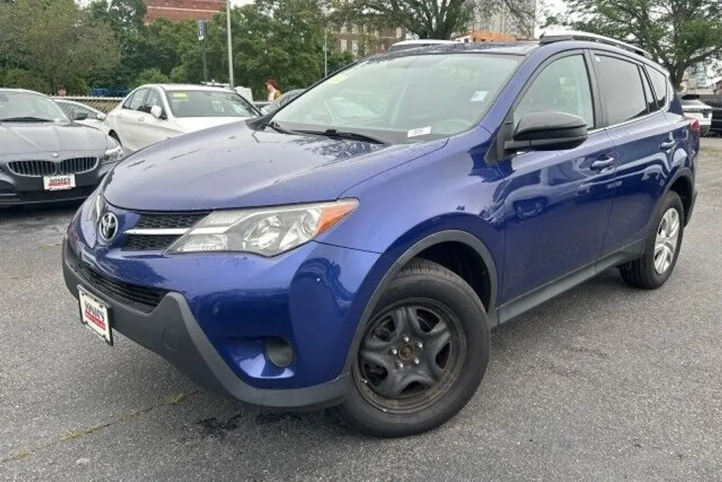 2015 Toyota RAV4 LE photo 1