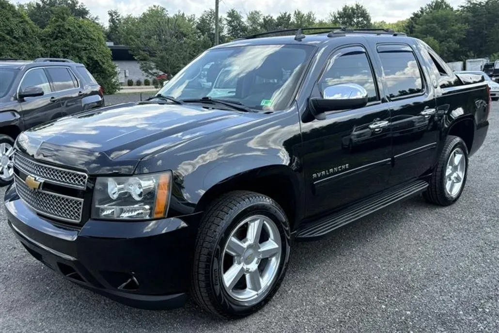 2013 Chevrolet Avalanche LS photo 1