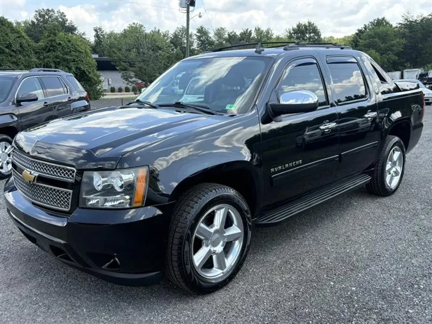 2013 Chevrolet Avalanche LS photo 1