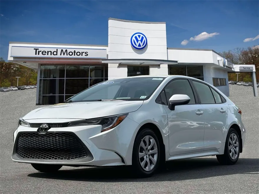 2022 Toyota Corolla LE photo 1