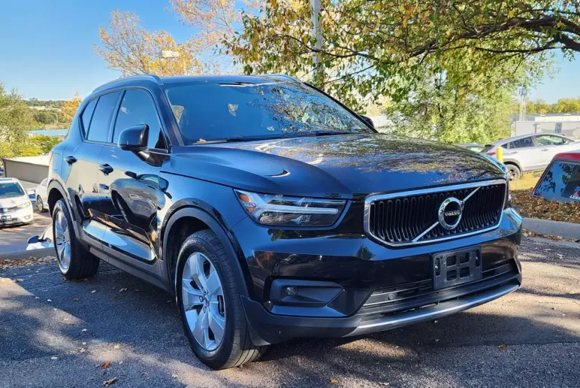 2021 Volvo XC40 T5 Momentum photo 1