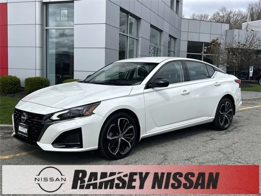 2024 Nissan Altima 2.5 SR photo 1