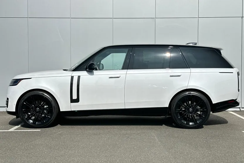 2025 Land Rover Range Rover SE photo 1