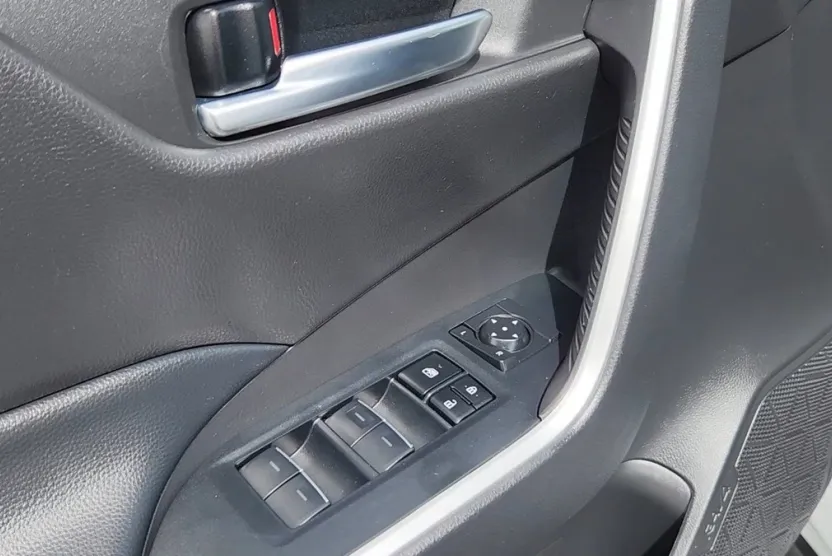 2024 Toyota RAV4 Hybrid XLE photo 1