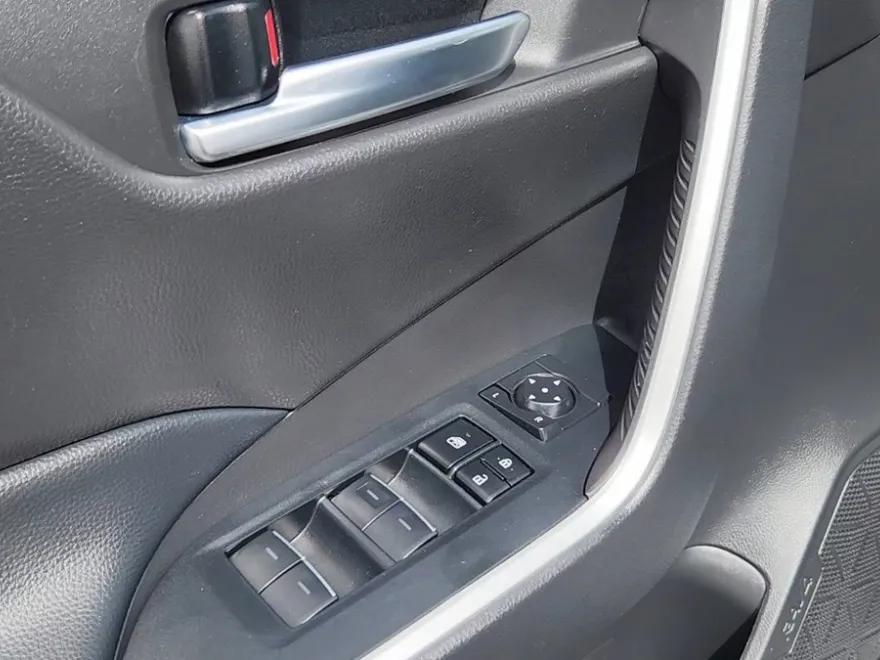 2024 Toyota RAV4 Hybrid XLE photo 1