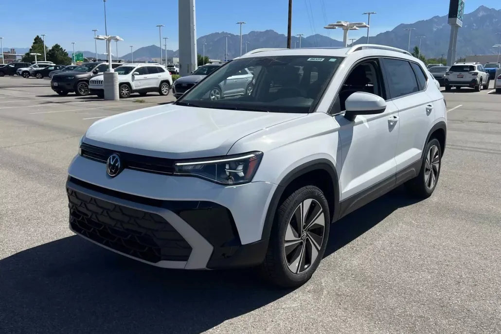 2025 Volkswagen Taos SE photo 1