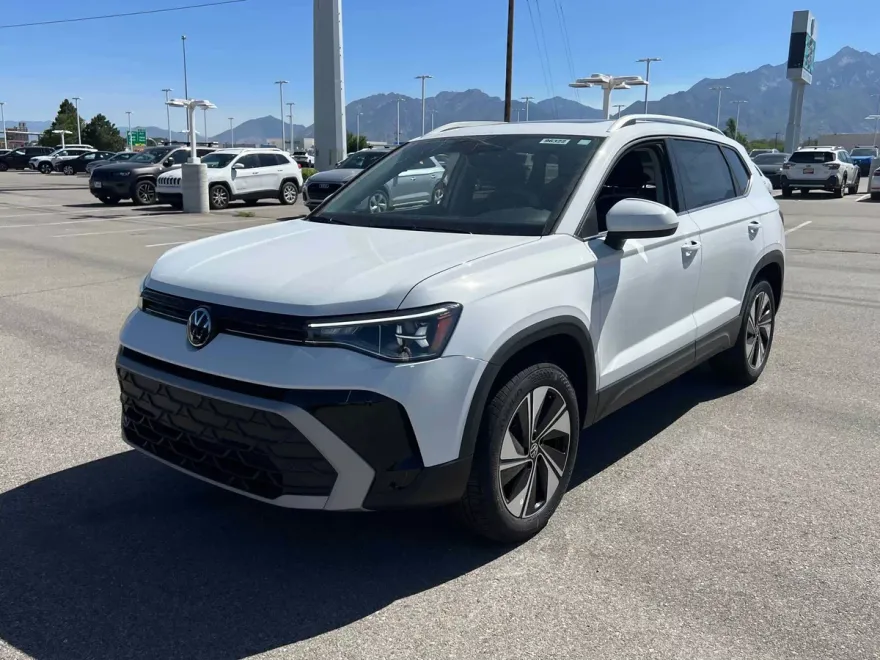 2025 Volkswagen Taos SE photo 1