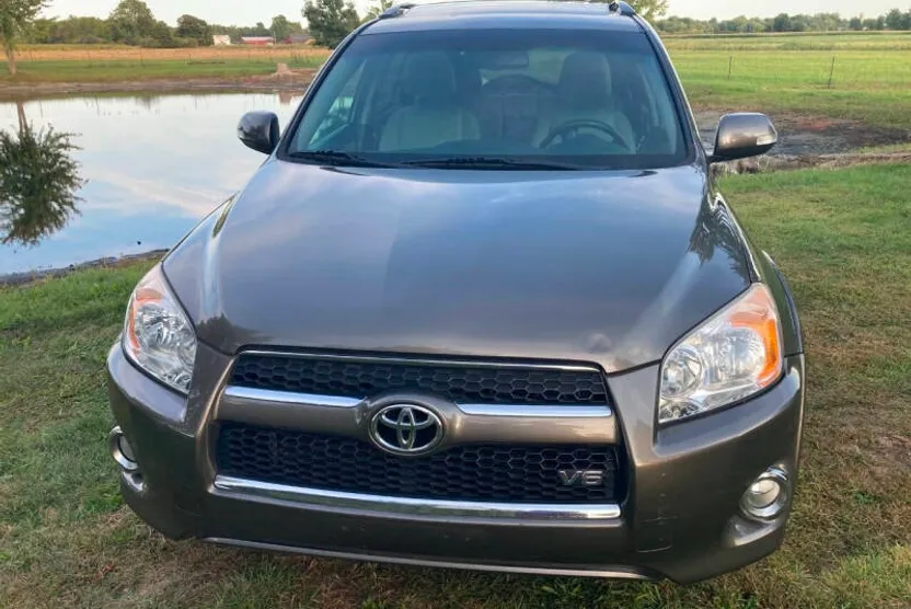 2012 Toyota RAV4 LE photo 1