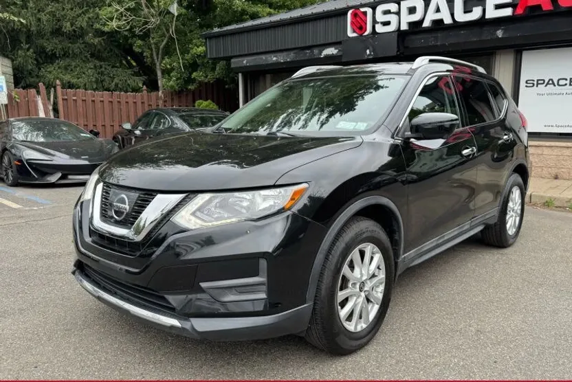 2017 Nissan Rogue SV photo 1