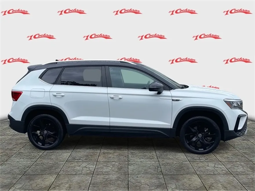 2023 Volkswagen Taos SE photo 1