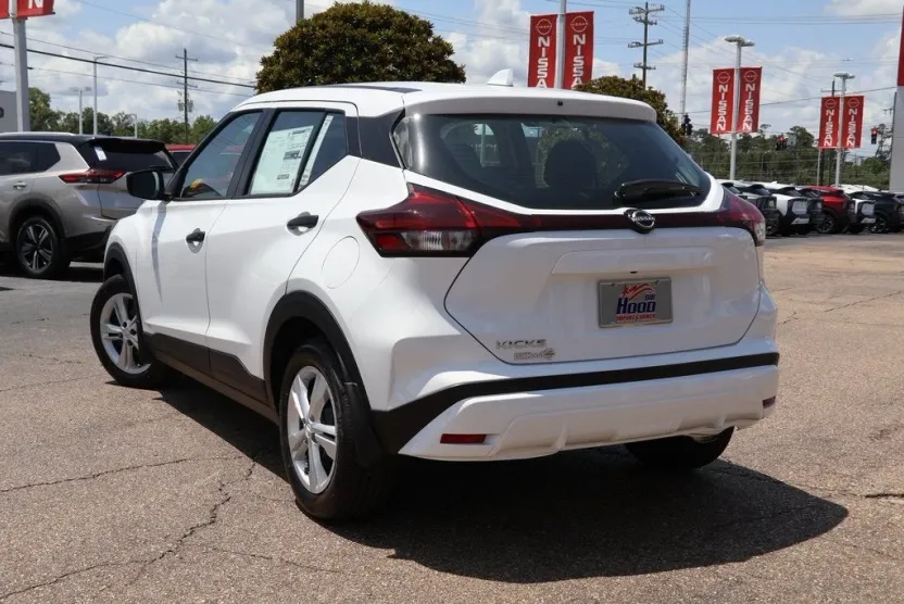 2025 Nissan Kicks Play S photo 1