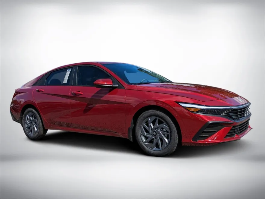 2024 Hyundai Elantra SEL photo 1