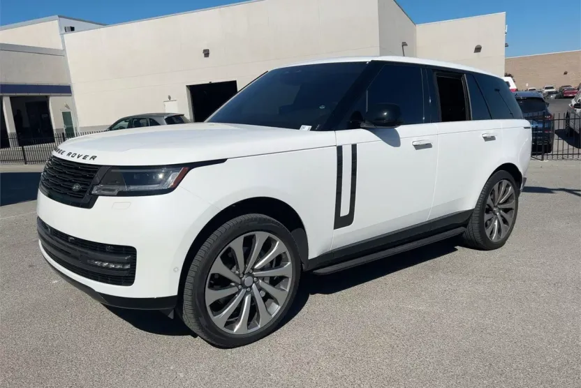 2023 Land Rover Range Rover SE photo 1
