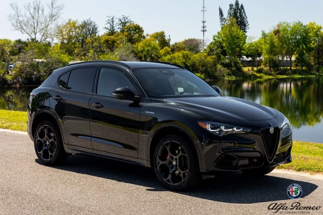 2025 Alfa Romeo Stelvio Sprint Base photo 1