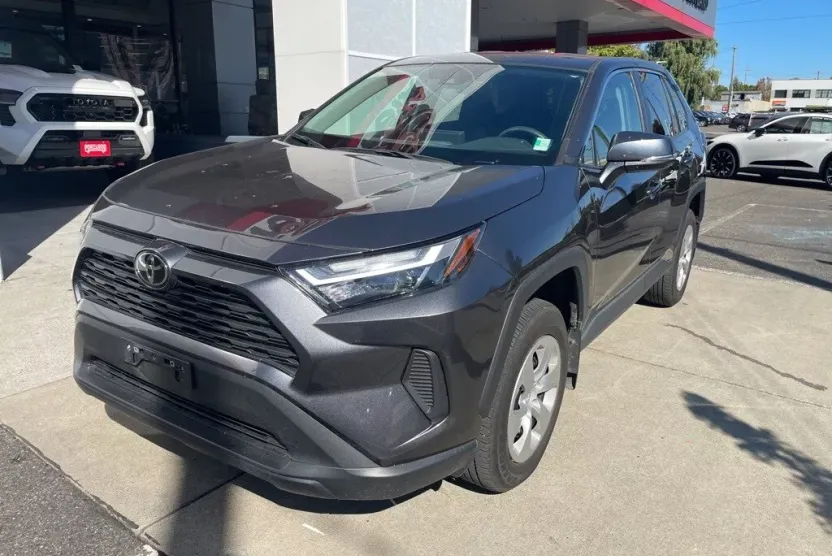 2023 Toyota RAV4 LE photo 1