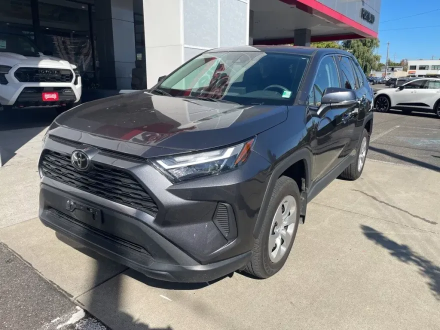 2023 Toyota RAV4 LE photo 1