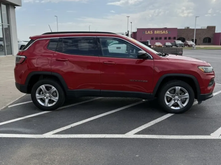 2024 Jeep Compass Latitude photo 1