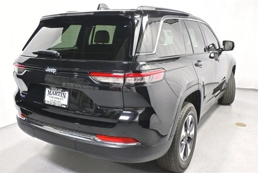 2023 Jeep Cherokee Base photo 1
