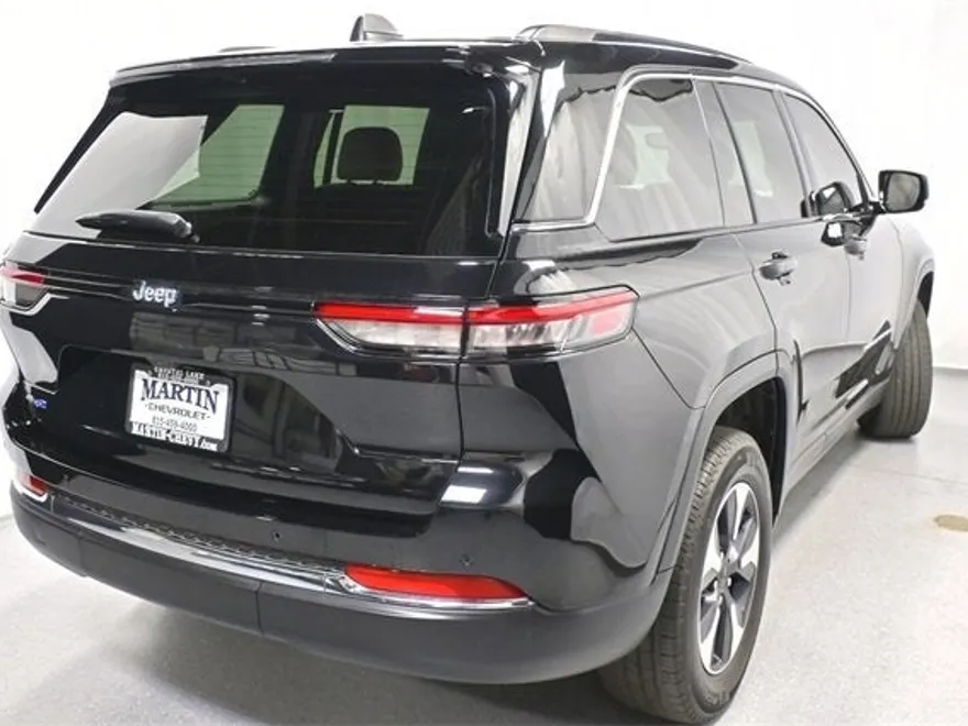 2023 Jeep Cherokee Base photo 1