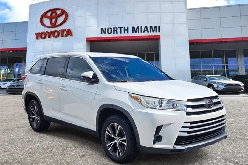 2019 Toyota Highlander LE photo 1