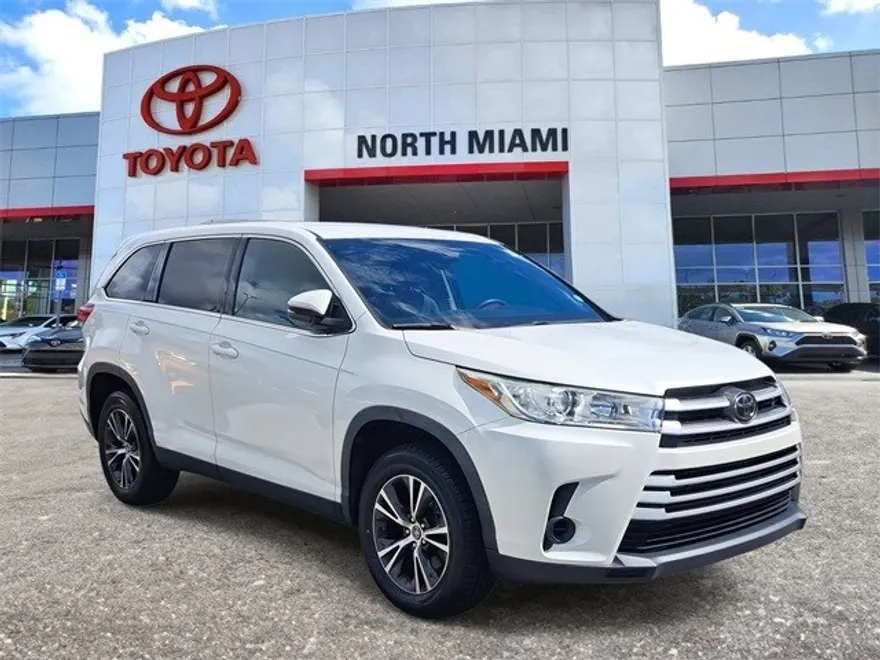2019 Toyota Highlander LE photo 1