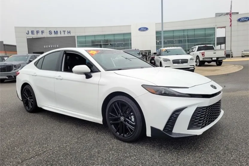 2025 Toyota Camry SE photo 1