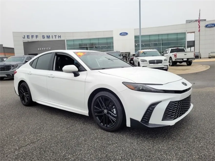2025 Toyota Camry SE photo 1