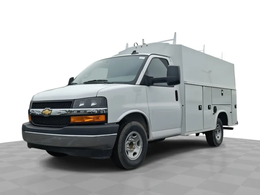 2024 Chevrolet Express Cutaway 3500 Base photo 1