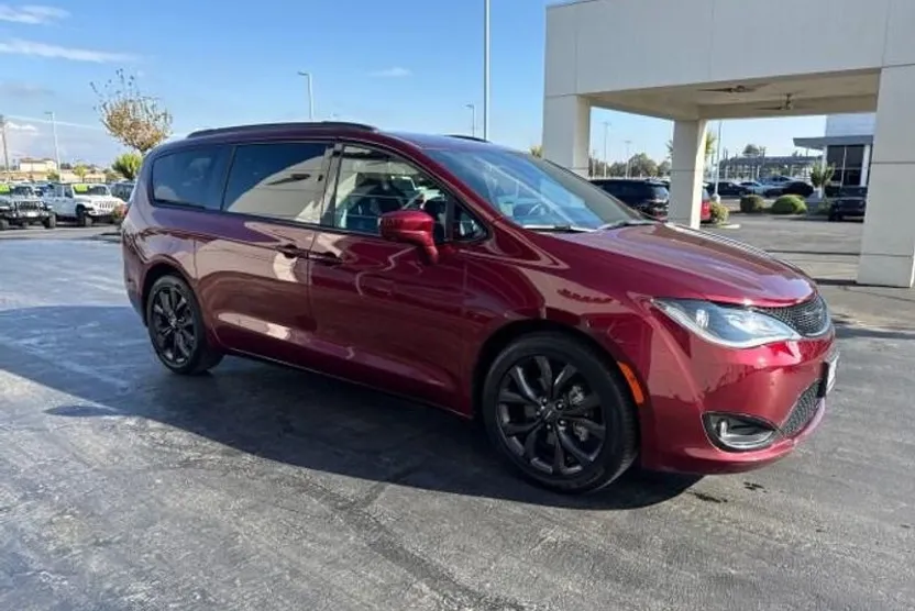 2019 Chrysler Pacifica Touring L photo 1