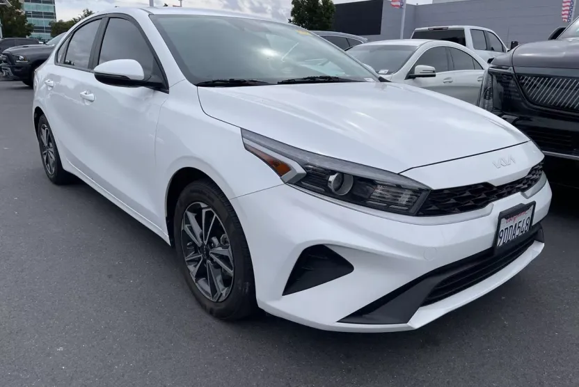 2023 Kia Forte LXS photo 1